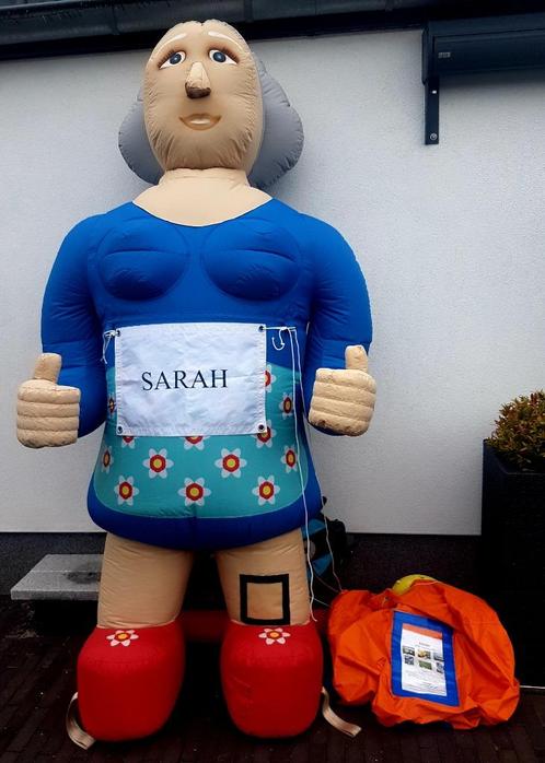 leuke Sarah opblaaspop 2,8 meter en 3,5 meter hoog !, Hobby en Vrije tijd, Feestartikelen | Verhuur, Zo goed als nieuw, Abraham of Sarah