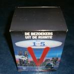 VHS Box : V - DE BEZOEKERS UIT DE RUIMTE (TV SERIE 1983), Tv-serie of Tv-programma, Verzenden, Vanaf 16 jaar, Nieuw in verpakking