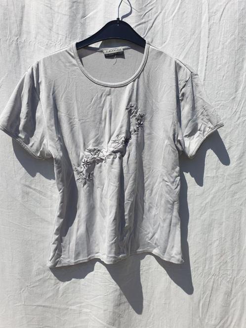 Leuk grijs damesshirt, sticksel. mt L. Merk Clockhouse, Kleding | Dames, T-shirts, Zo goed als nieuw, Maat 42/44 (L), Grijs, Korte mouw