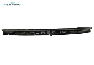 Porsche Taycan achterlicht midden beschikbaar voor biedingen