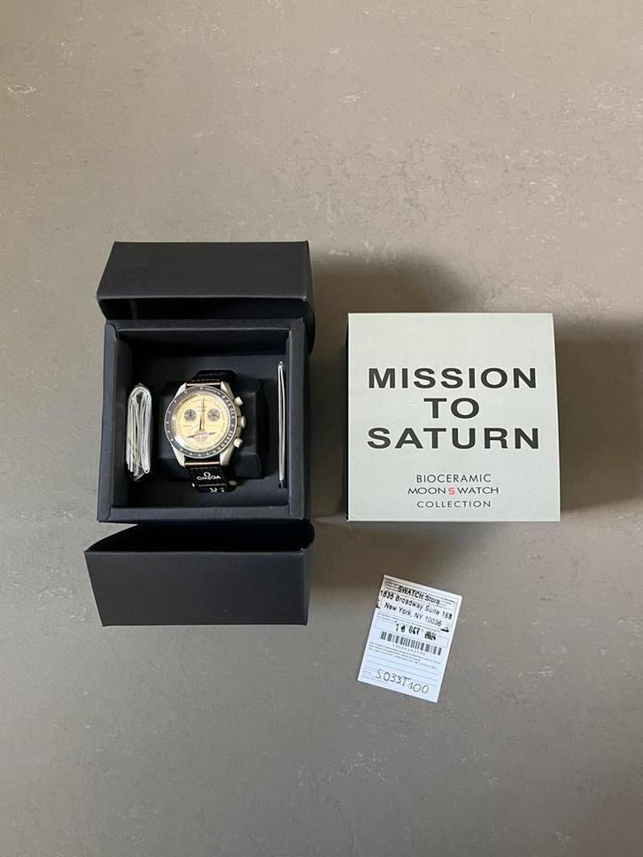 Omega x Swatch mission to Saturn, Sieraden, Tassen en Uiterlijk, Horloges | Heren, Nieuw, Polshorloge, Omega, Kunststof, Overige materialen