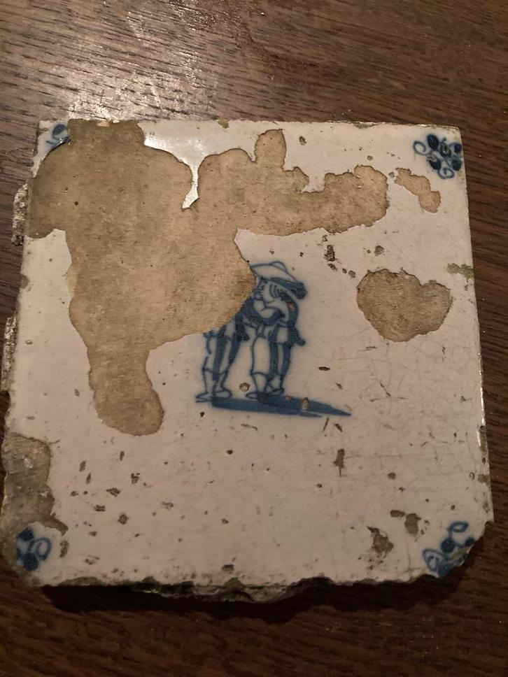 17e eeuwse tegel met figuren, Antiek en Kunst, Antiek | Wandborden en Tegels, Ophalen of Verzenden