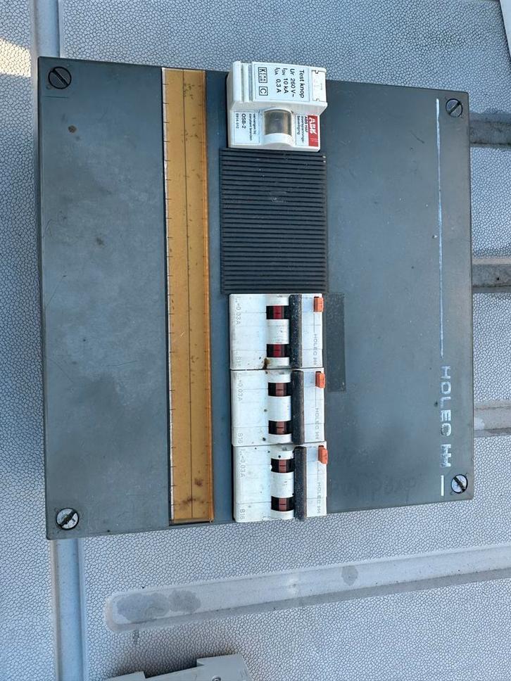 Groepenkast met Overspanning & 3 Aardlekschakelaars, Doe-het-zelf en Verbouw, Elektra en Kabels, Gebruikt, Schakelaar, Ophalen of Verzenden