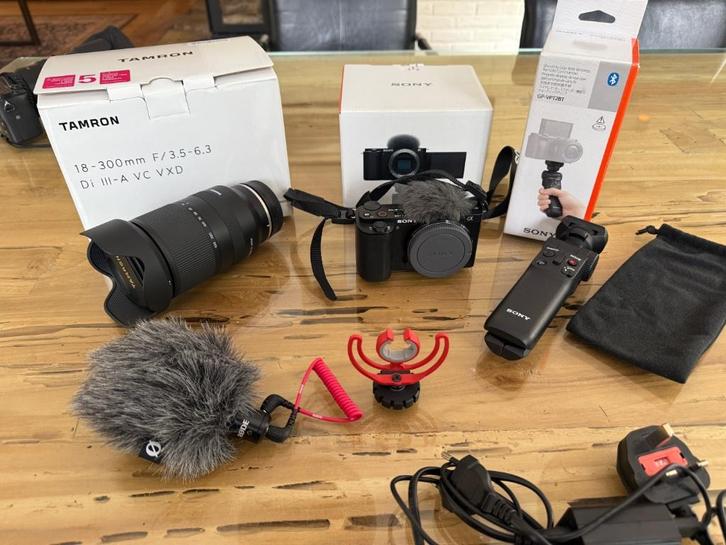 Sony ZV-E10 complete set Tamron 18-300 en GP-VPT2BT, Audio, Tv en Foto, Fotocamera's Digitaal, Zo goed als nieuw, Sony, 4 t/m 7 keer