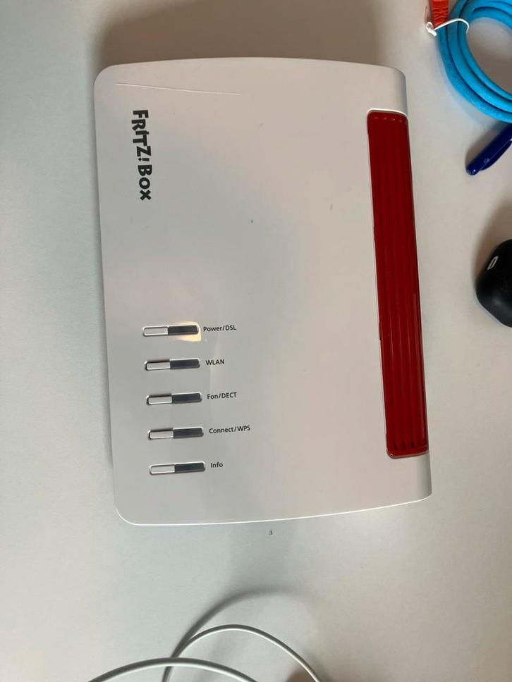 FRITZ!Box 7590 Router - Perfect voor thuis!, Computers en Software, Routers en Modems, Zo goed als nieuw, Router met modem, Ophalen of Verzenden