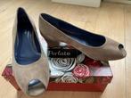 Beige suede pumps met open teen (nieuw), Nieuw, Beige, Ophalen of Verzenden, Pumps