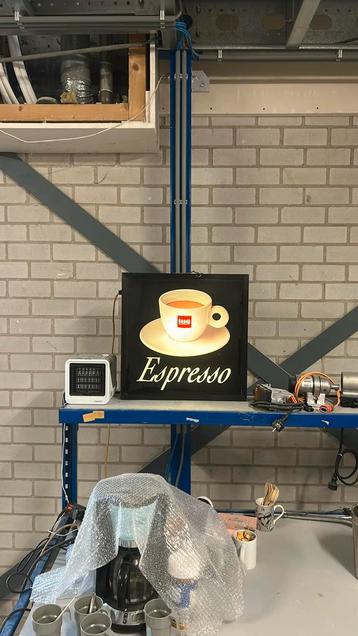Lichtbak illy caffe werkend