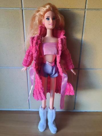 Barbie pop inclusief 2 outfits en accessoires beschikbaar voor biedingen