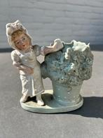 Antiek porseleinen beeldje meisje met bloempot, Ophalen of Verzenden