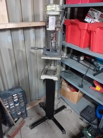 Kolomboormachine Huvema 13mm mooie poot stevig bankschroef  beschikbaar voor biedingen