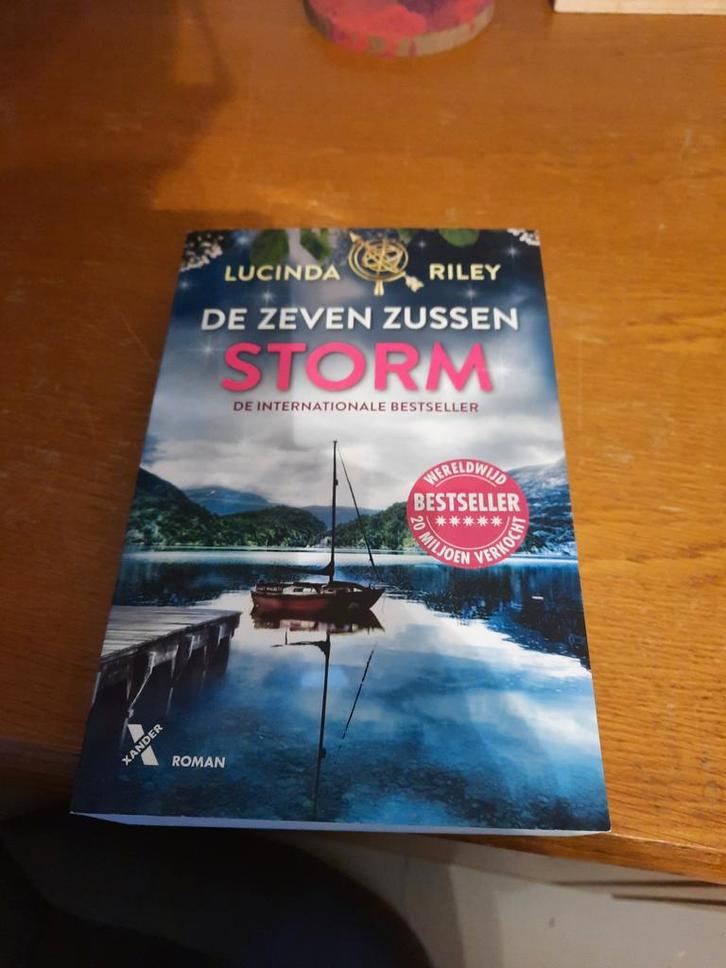 Boek De Zeven Zussen - Storm (Lucinda Riley), Boeken, Romans, Zo goed als nieuw, Nederland, Ophalen of Verzenden
