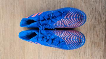 Voetbalschoenen maat 40 beschikbaar voor biedingen