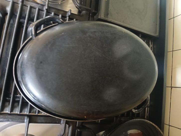 ovale zwarte pan, Huis en Inrichting, Keuken | Potten en Pannen, Gebruikt, Overige typen, Gietijzer, Ophalen
