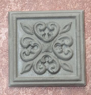 Meerdere gips en beton ornamenten. beschikbaar voor biedingen