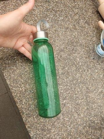 Glazen waterfles beschikbaar voor biedingen