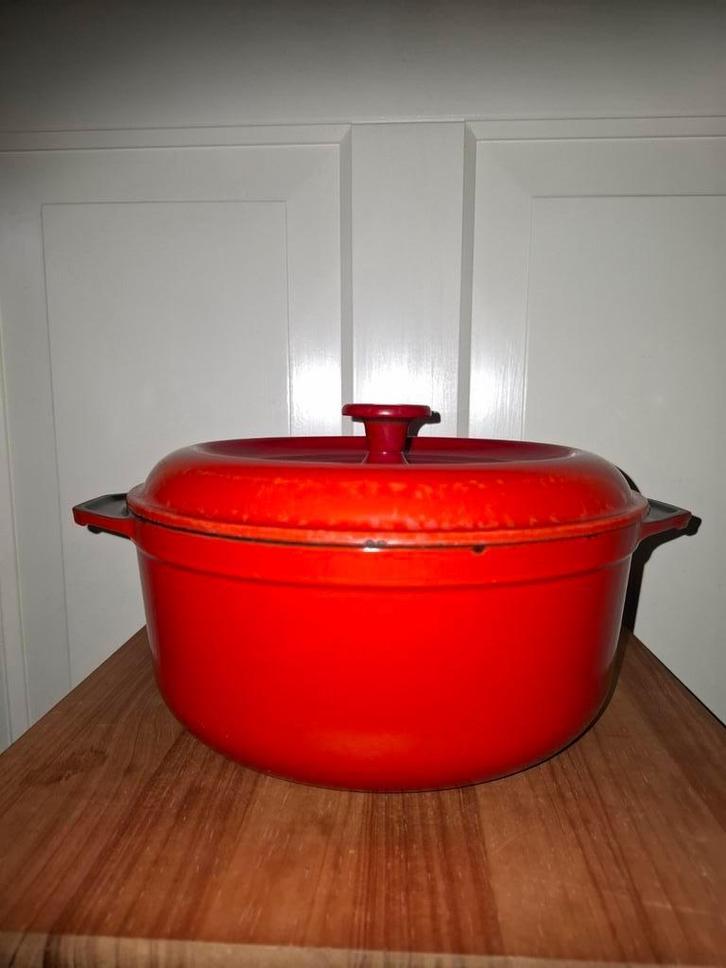 Gietijzeren rode pan uit Frankrijk doorsnee 24 cm, Huis en Inrichting, Keuken | Potten en Pannen, Zo goed als nieuw, Koekenpan of Braadpan
