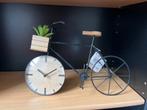 Fiets Klok met Plantenmand, Huis en Inrichting, Woonaccessoires | Klokken, Ophalen of Verzenden, Nieuw, Analoog, Wekker of Tafelklok