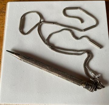 Antieke  schuifstift met ketting beschikbaar voor biedingen