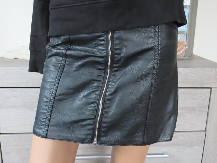 SEVEN SISTERS Zwarte PU Leren Korte Rok met rits XS 34, Kleding | Dames, Rokken, Zo goed als nieuw, Maat 34 (XS) of kleiner, Zwart