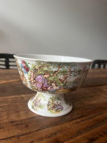 Vintage schaaltje op voet in prachtige staat Royal Schwabap beschikbaar voor biedingen