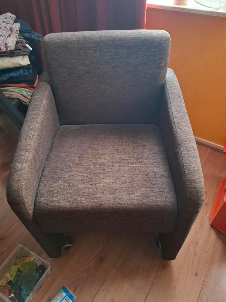 Verrijdbare fauteuil / eetkamerstoel Gratis, Huis en Inrichting, Fauteuils, Gebruikt, 50 tot 75 cm, Minder dan 75 cm, Ophalen