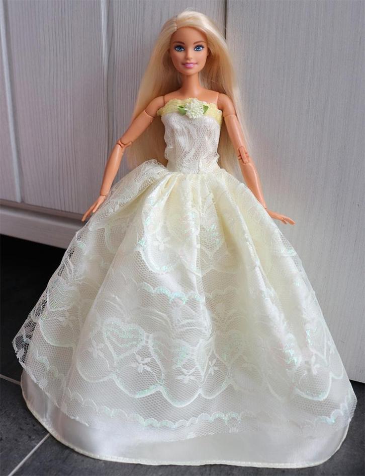 Barbie kleding nieuw - Lange jurk geel met kant en bloem, Kinderen en Baby's, Speelgoed | Poppen, Nieuw, Barbie, Ophalen of Verzenden