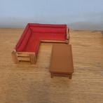 Houten hoekbank met rode bekleding + tafel  Lisa Lundby, Verzamelen, Ophalen of Verzenden, Zo goed als nieuw, Poppenhuis