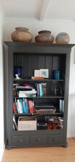 Houten oude  ruime boekenkast, taupe kleur., Gebruikt, Ophalen of Verzenden
