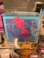 Fusion Strike ETB Pokemon Center in Acryl Case, Ophalen of Verzenden, Nieuw, Overige typen
