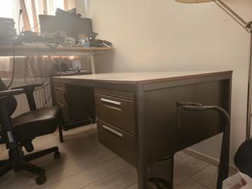 Bureau van kantoorkwaliteit beschikbaar voor biedingen