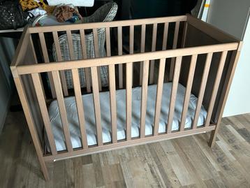 Houten Ledikantje met Matras beschikbaar voor biedingen
