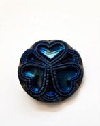 Prachtige donkerblauwe glazen knoop met drie harten, Hobby en Vrije tijd, Ophalen, Zo goed als nieuw, Knoop of Knopen