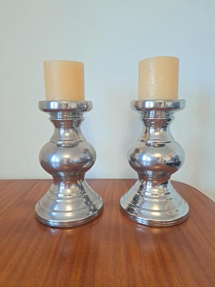 Set van 2 grote zilverkleurige kandelaars, Huis en Inrichting, Woonaccessoires | Kandelaars en Kaarsen, Zo goed als nieuw, Kandelaar