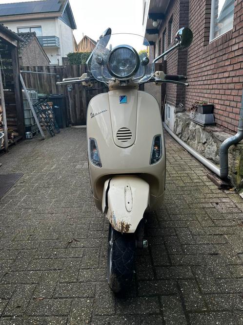 Prachtige vespa LXV 50 crème met schade, Fietsen en Brommers, Scooters | Vespa, Gebruikt, Vespa LXV, Maximaal 45 km/u, Benzine