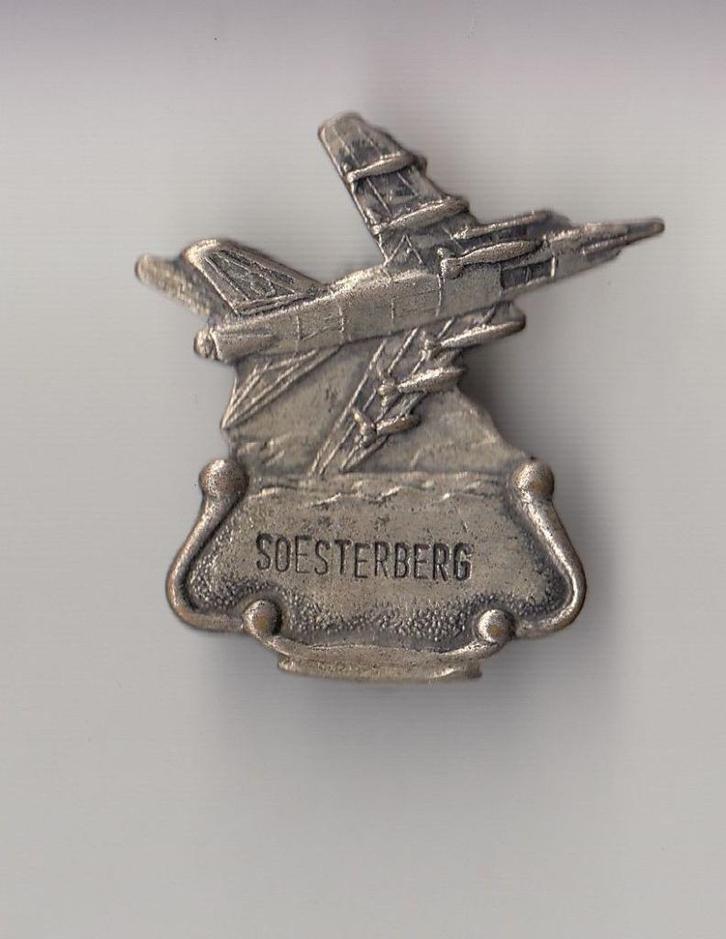 Vliegbasis Soesterberg Bommenwerper broche KLU, Verzamelen, Militaria | Algemeen, Landmacht, Embleem of Badge, Nederland, Ophalen of Verzenden