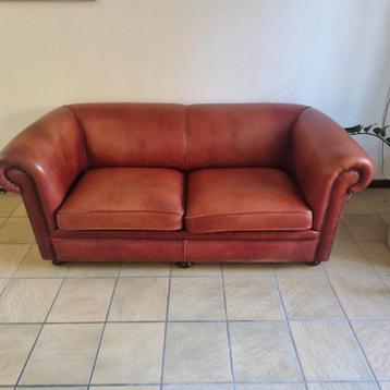 Chesterfield banken (2 stuks) beschikbaar voor biedingen