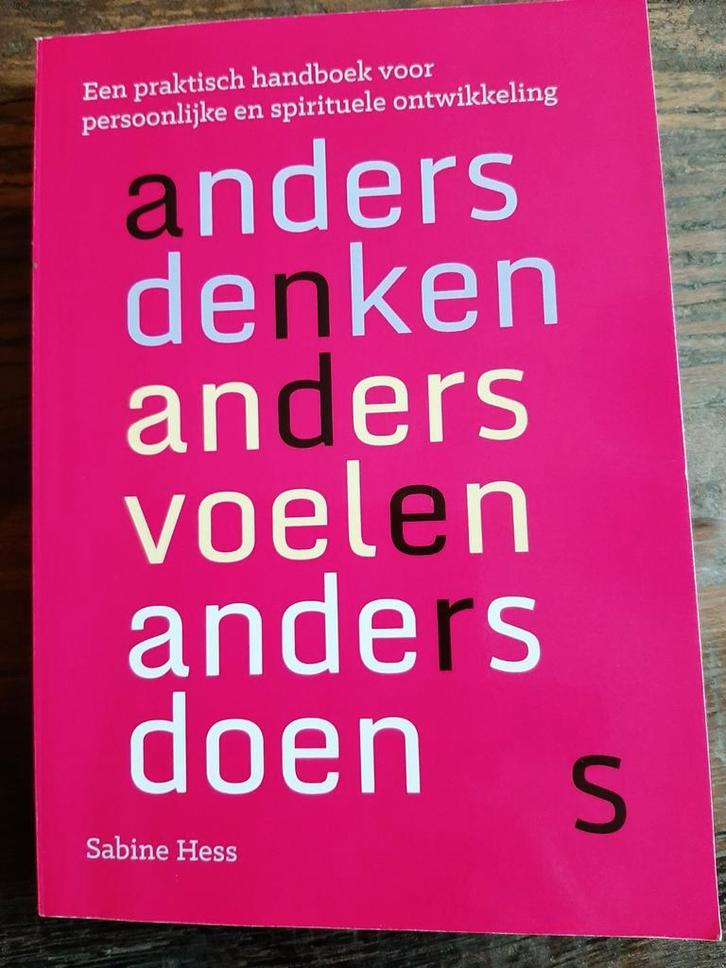Sabine Hess - Anders denken, anders voelen, anders doen, Boeken, Esoterie en Spiritualiteit, Zo goed als nieuw, Achtergrond en Informatie