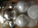 Kerstballen zilver, en wit (parelmoer) , echt glas, Diversen, Kerst, Zo goed als nieuw, Ophalen