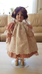 Porceleinen pop 42cm h x 22cm b Royal Collection Veenendaal, Verzamelen, Poppen, Ophalen, Pop