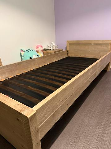Steigerhouten Eenpersoonsbed met nachtkastje en matras beschikbaar voor biedingen