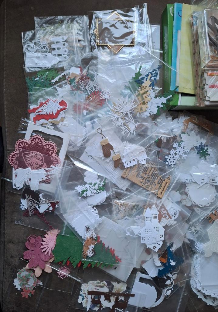 Grote verzameling papieren vormen uitknippen.kaarten maken, Hobby en Vrije tijd, Knutselen, Nieuw, Materiaal, Ophalen of Verzenden