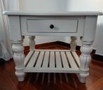 2 x Landelijke witte houten bijzettafels / nachtkastjes., Gebruikt, Vierkant, 55 tot 75 cm, Landelijk