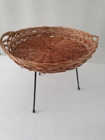 rietenschaal tafeltje beschikbaar voor biedingen