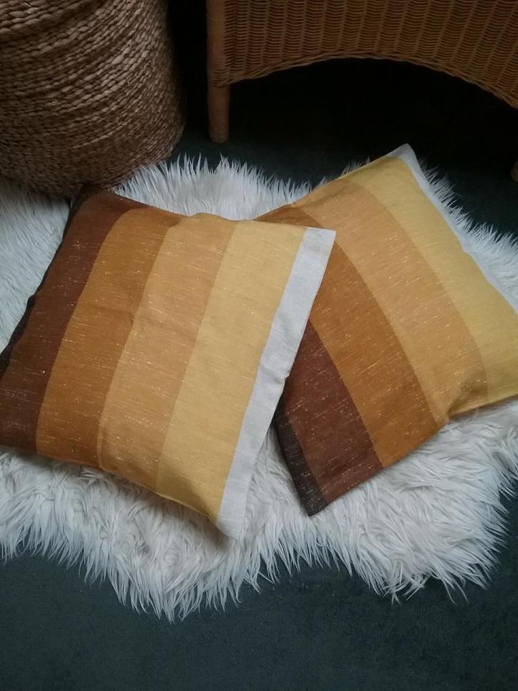 Twee kussenhoezen in bruin/gele streep van 50x50 cm, Huis en Inrichting, Woonaccessoires | Kussens, Zo goed als nieuw, Overige kleuren