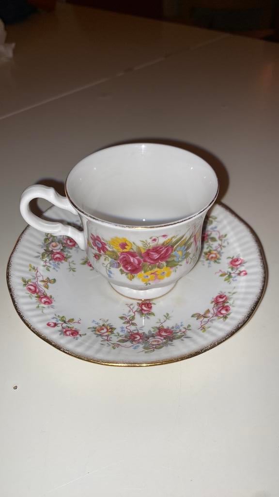 Kop en schotel, Verzamelen, Porselein, Kristal en Bestek, Ophalen of Verzenden, Zo goed als nieuw, Porselein, Kop en/of schotel