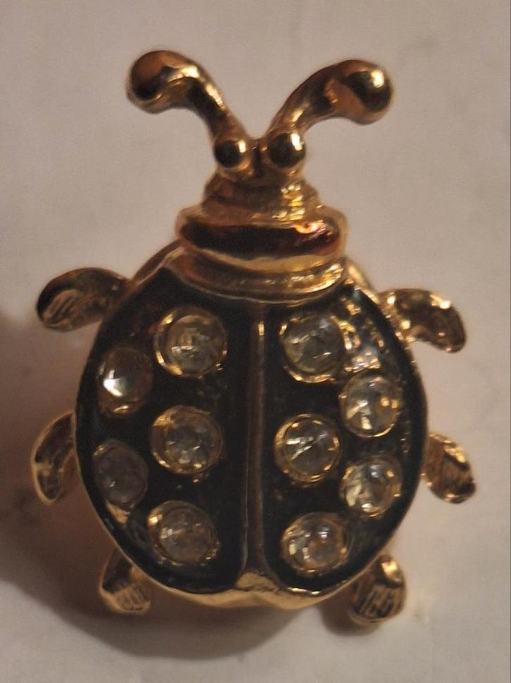Goud kleurige  lieveheersbeestje pin  met strass, Verzamelen, Speldjes, Pins en Buttons, Zo goed als nieuw, Speldje of Pin, Figuurtje
