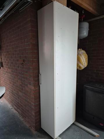 Hoge witte smalle legkast