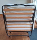 Inklapbaar logeerbed; met lattenbodem, Ophalen, Gebruikt, 90 cm, Eenpersoons