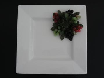 Mooi vierkant bord / platte schaal van wit porselein, nieuw beschikbaar voor biedingen