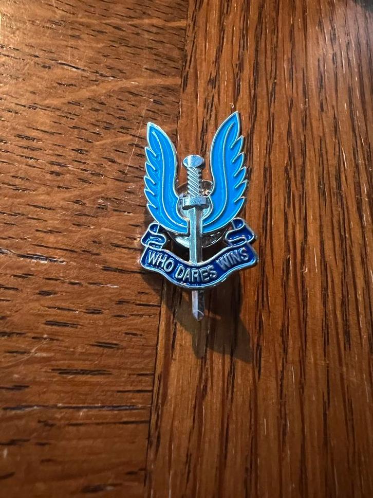 SAS Speldje - Who Dares Wins, Verzamelen, Speldjes, Pins en Buttons, Zo goed als nieuw, Speldje of Pin, Overige onderwerpen, Ophalen of Verzenden